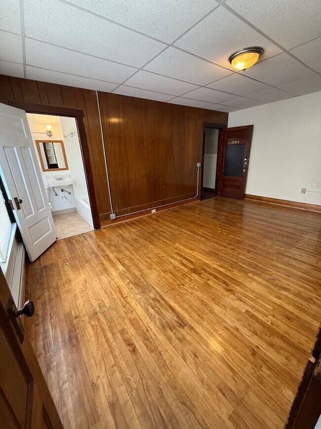 Building Photo - 1 Bedroom 1 Bathroom Apartment