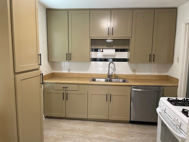 Building Photo - 1950 Ridgemore Dr