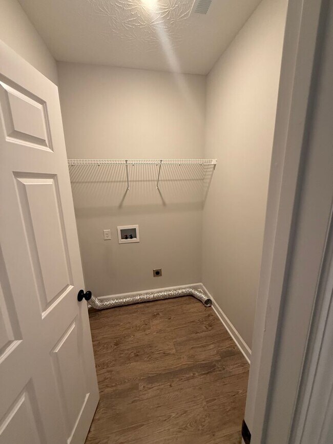 Building Photo - 2 Bed/2.5 Bath Townhome with Garage (Trash Included)