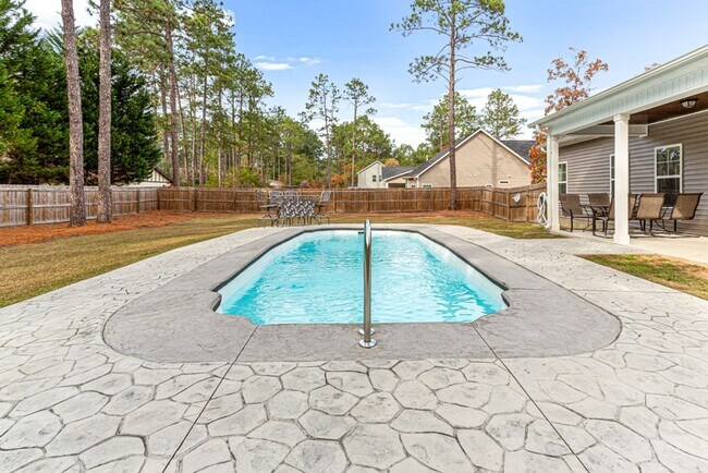 Building Photo - Southern Pines Gem! Pool and fenced backyard!