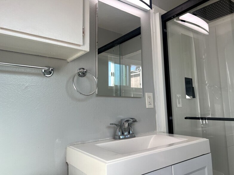 Building Photo - 2000 Carnegie Ln