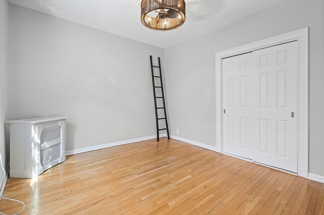 Building Photo - 537 W Brompton Ave