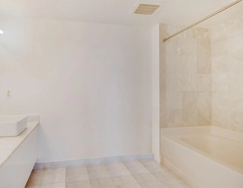 Building Photo - 601 NE 36th St