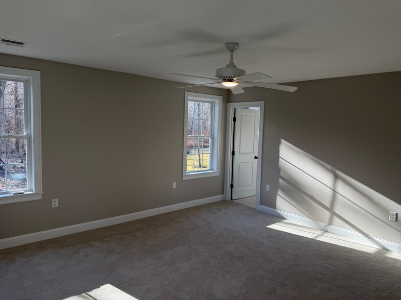 Primary bedroom - 507 Mendon Rd