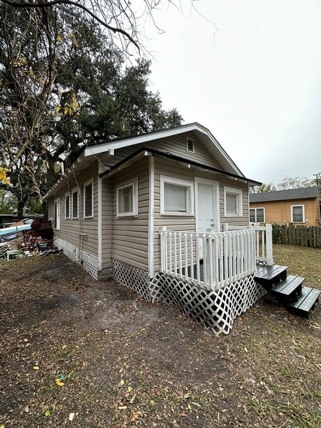 Building Photo - Fully Renovated 3/1 Single Family Ready to Move In!