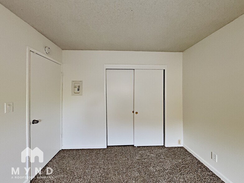 Building Photo - 870 Burbank Dr