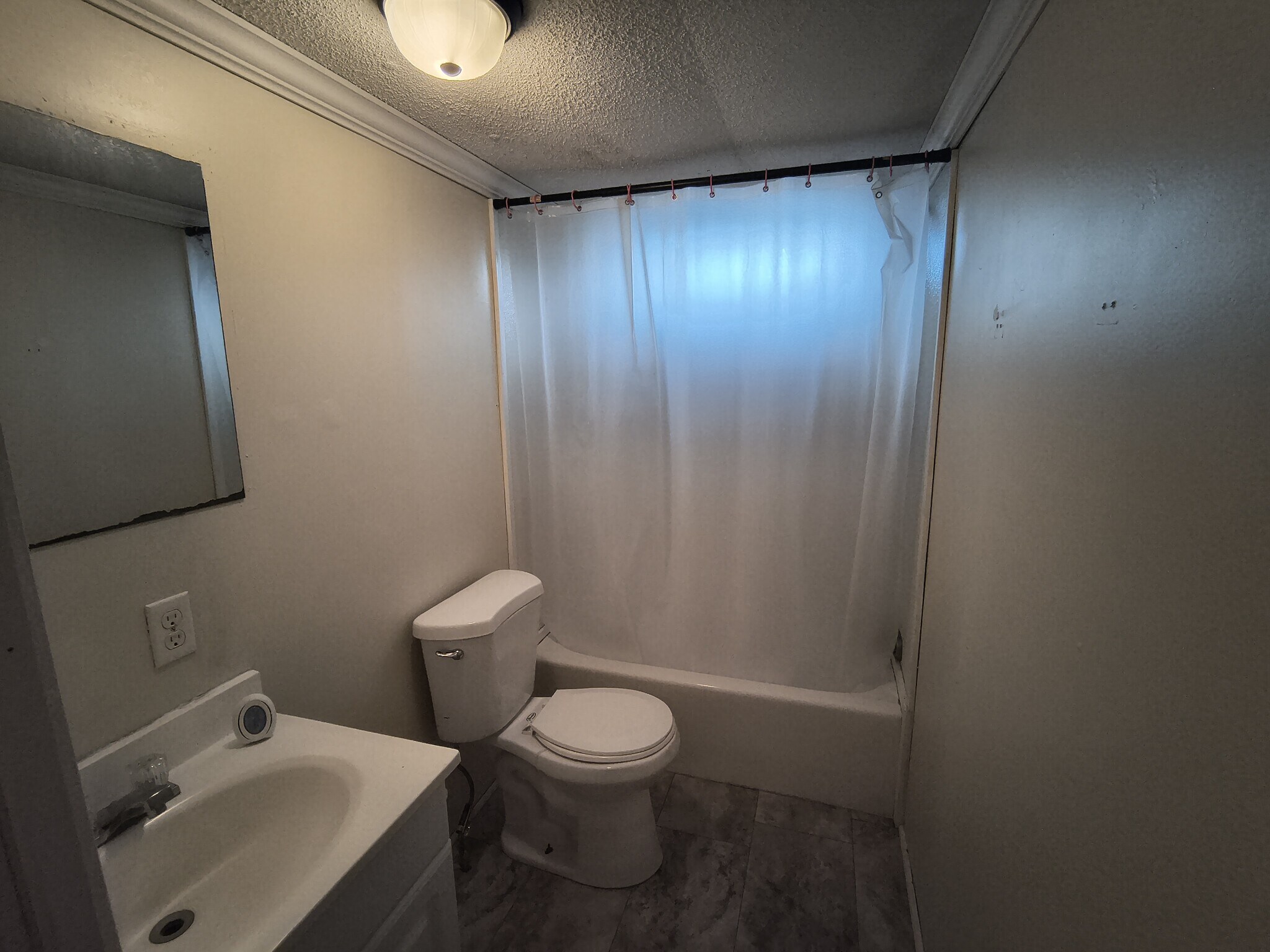 Hall bath - 3055 Alice Dr