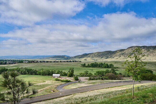 Building Photo - "Charming 2-Bed, 2-Bath Condo Retreat in Littleton - 870 Sq Ft of Cozy Elegance!"