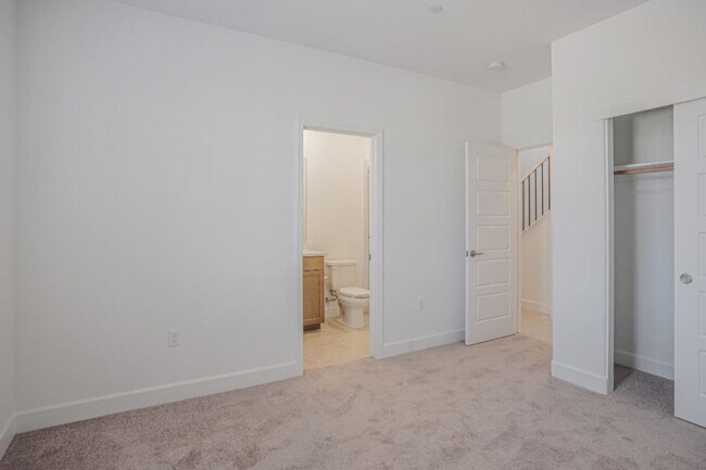 Building Photo - 2064 Baker Ct