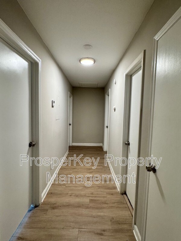 Building Photo - 4814 Fairview Dr