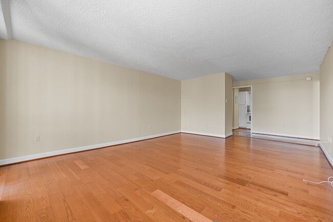Building Photo - Spacious Renovated Dupont Circle Condo Walking Distance to Metro!