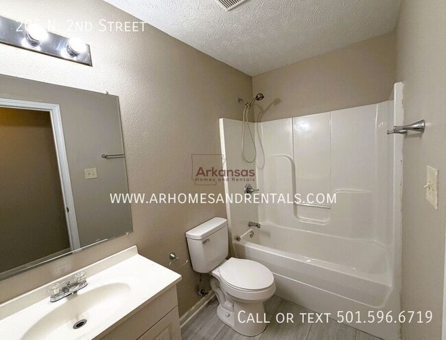 Building Photo - 205 N 2nd St