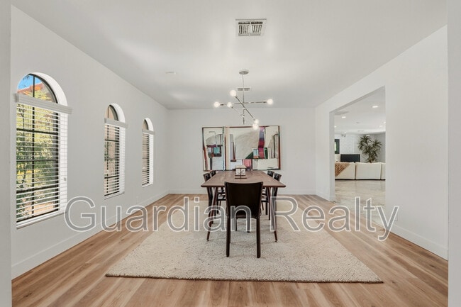 Building Photo - 3007 La Mesa Dr