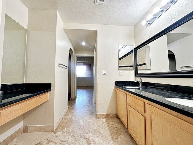 Building Photo - FREE WEEK PROMO! 2 BEDROOM 2 BATH GUARD GATED PARK AVENUE CONDO OFF THE STRIP!