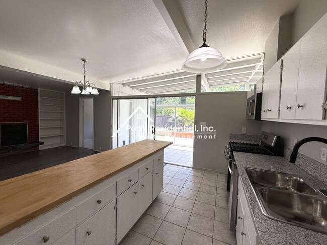 Building Photo - Mid-Century Modern 3bd/2ba Near Madison & ...