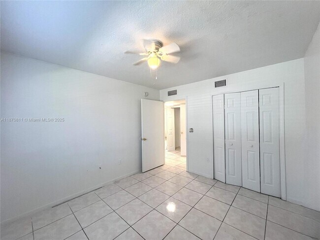 Building Photo - 1240 SE 28th Ct