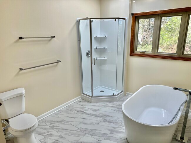 Primary Bathroom - 1010 Arbor Ct