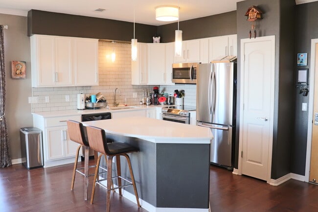 Building Photo - 10184 Park Meadows Dr