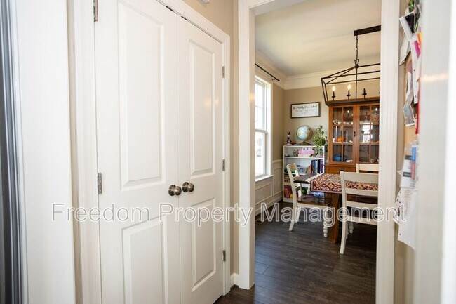 Building Photo - 2425 Morgans Point Dr
