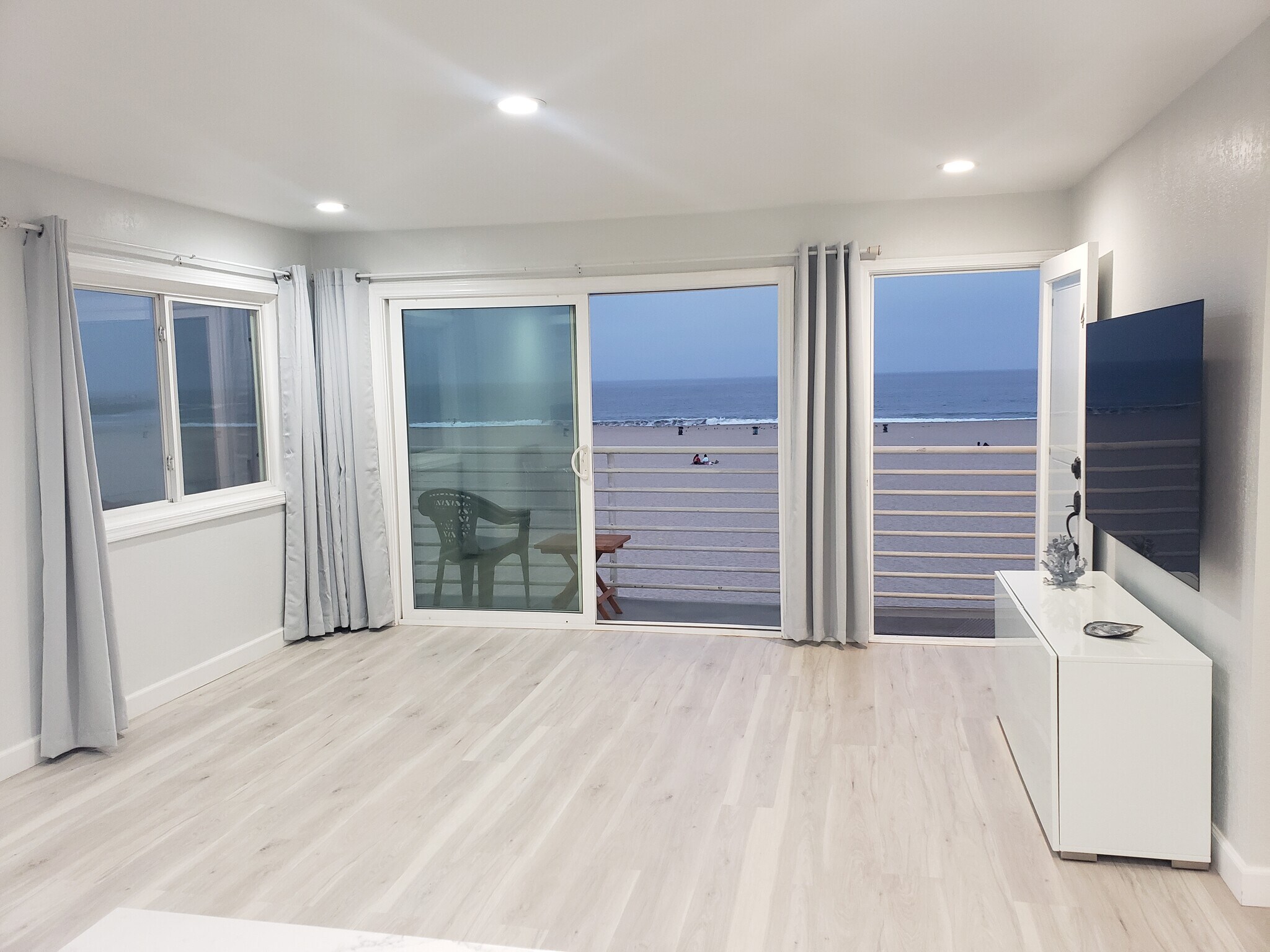 open door and open sliding door - 72 The Strand