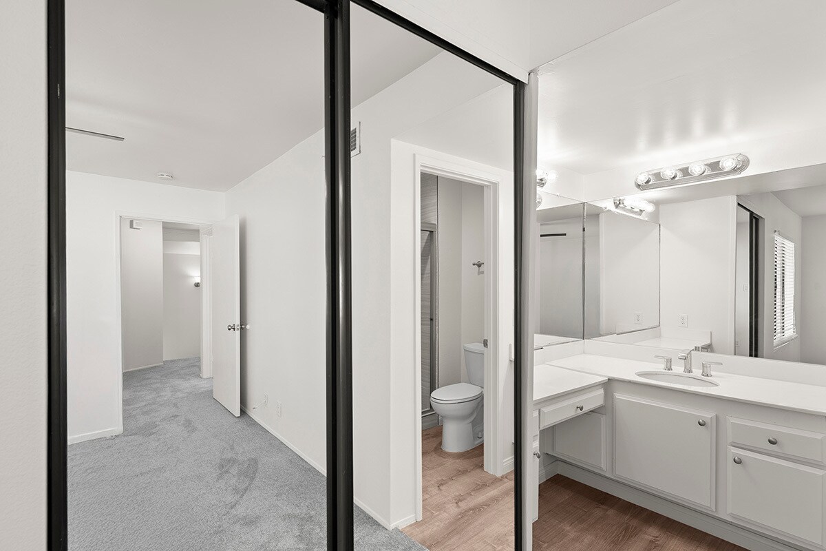 Building Photo - 3216 Caminito Eastbluff