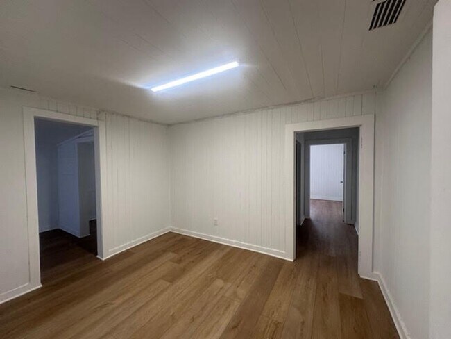 Building Photo - Commercial Building for rent !