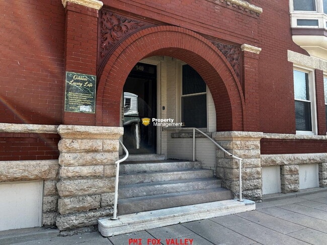 Building Photo - Updated 4-Bedroom Apartment in Oshkosh - 136 High Ave, Oshkosh, WI 54901