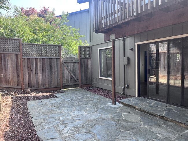 Building Photo - 578 Spinnaker Ct