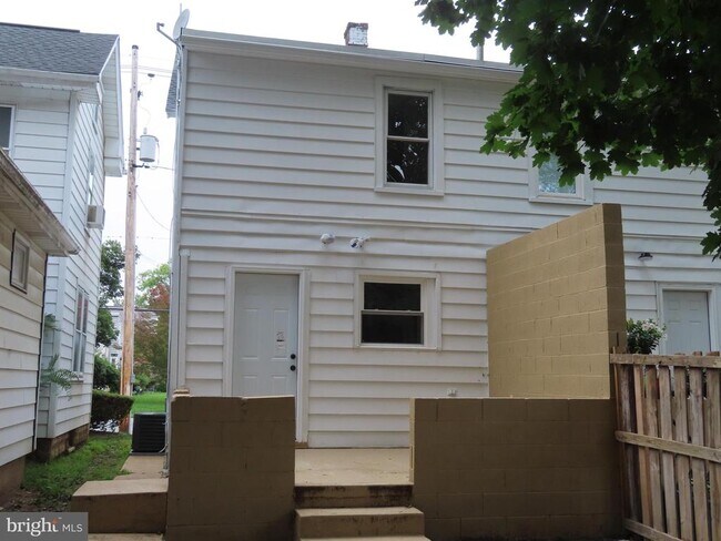 Building Photo - 828 Broad St