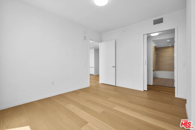 Building Photo - 877 Francisco St