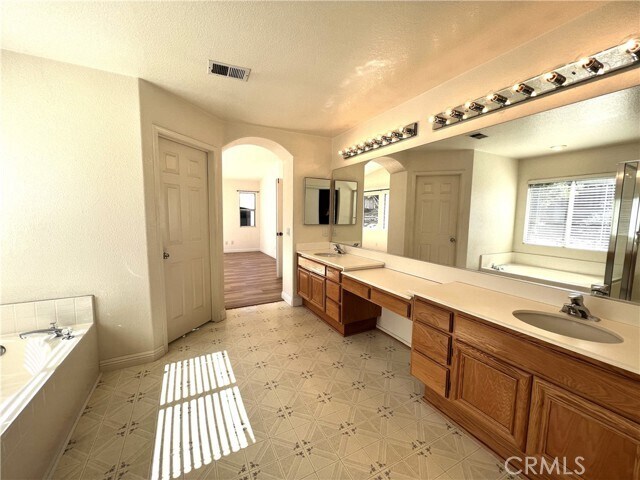 Building Photo - 20865 Oakdale Ln