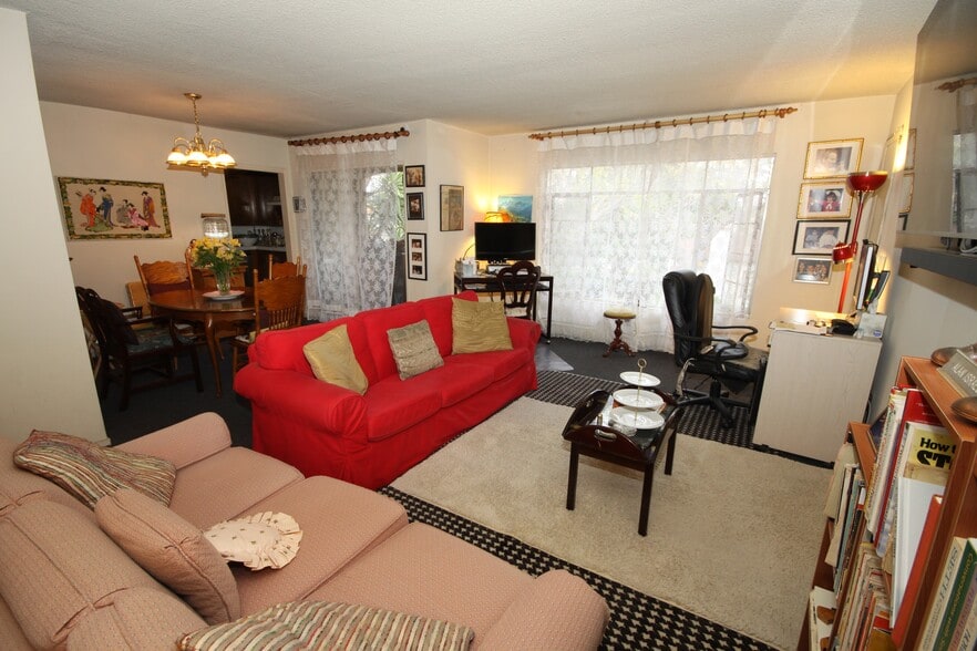 Living/ Dining Room - 11061 Missouri Ave
