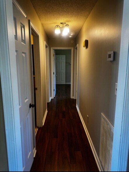 Building Photo - 806 Lois Ln