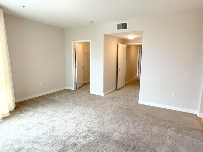 Building Photo - Great Corner Condo ! Lots Of Light ! Elan ...