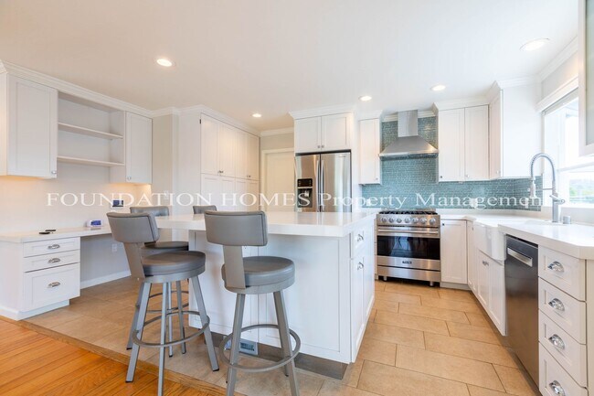 Building Photo - 10 - 22 Month FURNISHED Lease: Bring Indoor/Outdoor Living HOME with this 3bd+/2.5ba plus Pool & ...