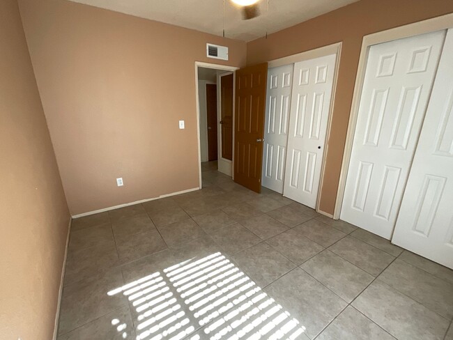 Building Photo - Central Tucson, close to University of Ari...