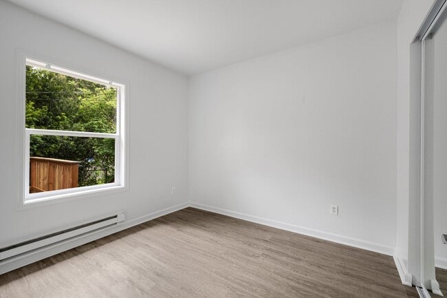 Building Photo - 2bd/1ba Seattle Home