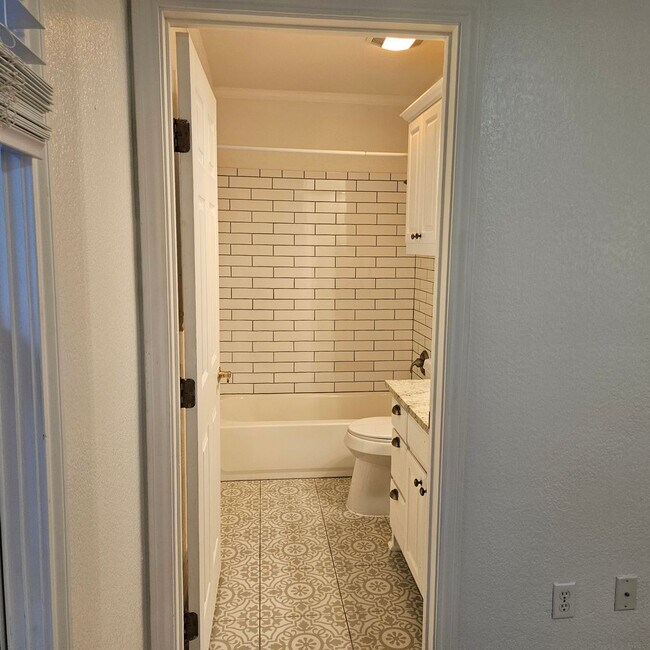 Building Photo - Bradley Duplex