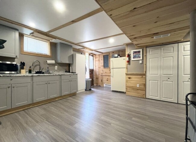 Building Photo - Crestmont Avenue Townhome with Sublevel Su...