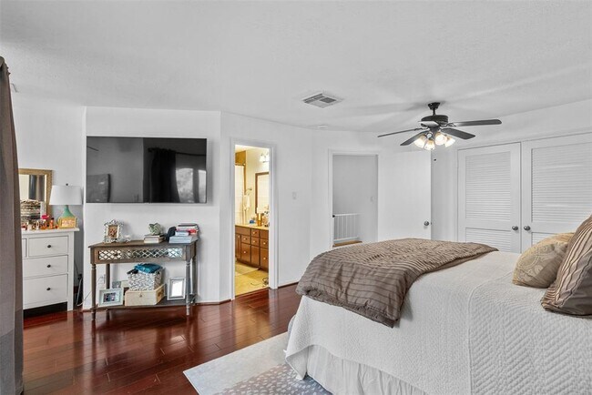 Building Photo - 2220 Bering Dr