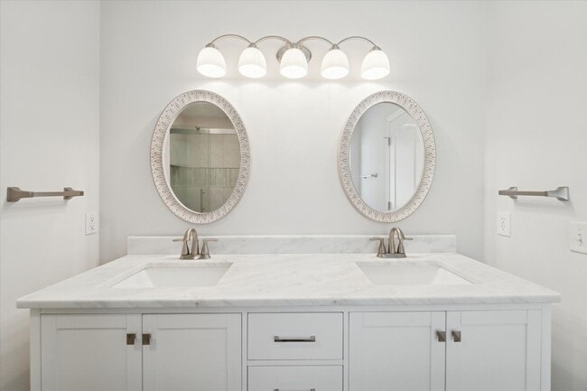 Building Photo - AVAILABLE NOW! (Pet Friendly)