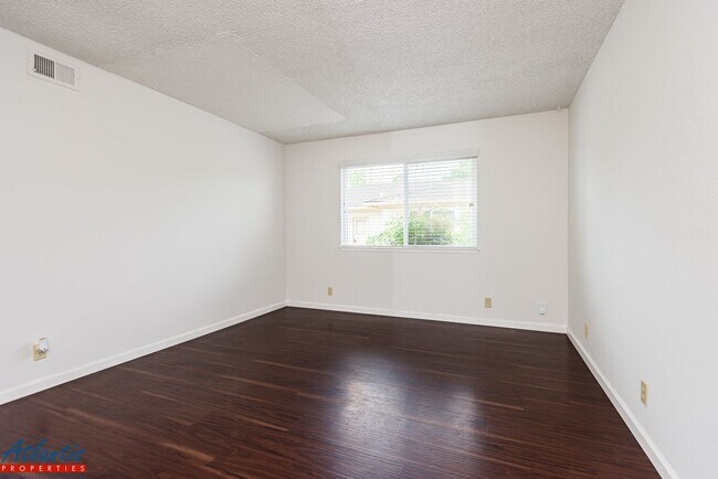 Building Photo - Olive 1178/1180