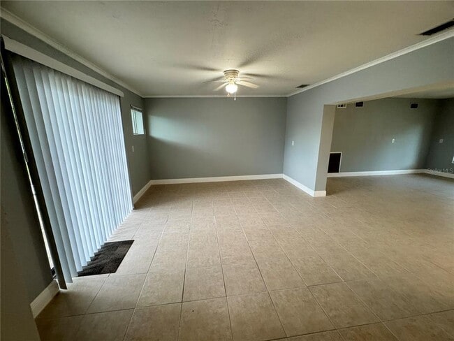 Building Photo - 427 Country Club Dr