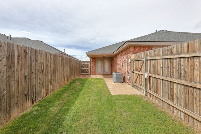 Building Photo - Don't miss this 2 Bedroom Duplex