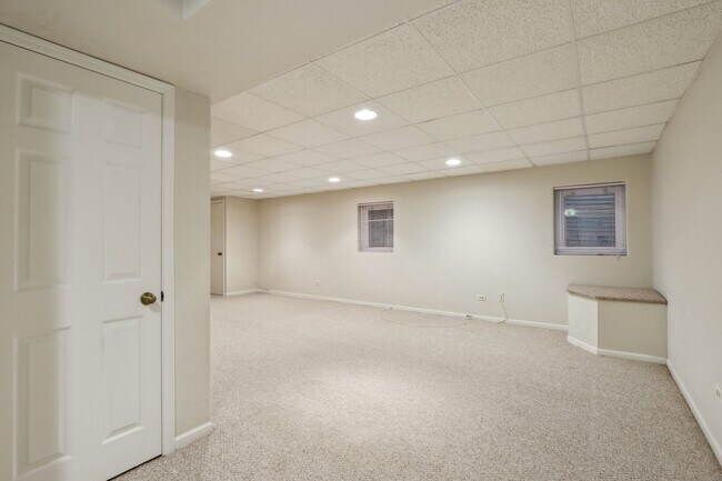 Building Photo - 232 W Grant Village