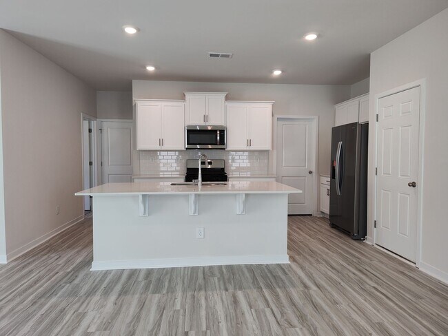 Building Photo - Beautiful home located in the Hamilton Woo...