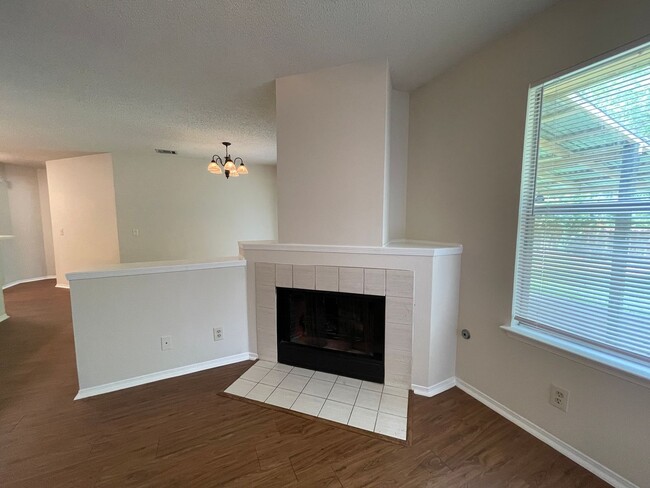 Building Photo - SPACIOUS HOME - NEW FLOORING! - 2 LIVING A...