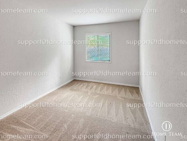 Building Photo - "Chic & Cozy 2-Bed Condo Retreat in Kirkland - 923 Sq Ft of Modern Living!"