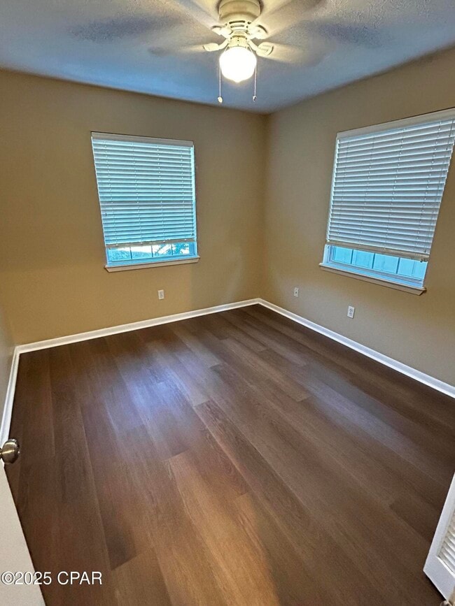 Building Photo - 1005 11th Ct