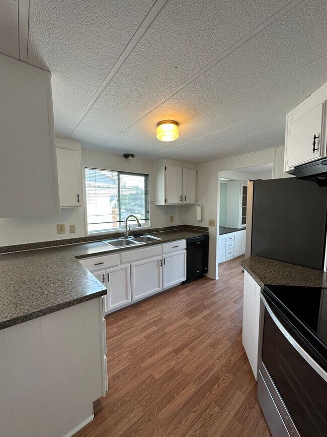 Building Photo - Cute 2-Bedroom & 2-Bathroom Single Family Home for Rent!